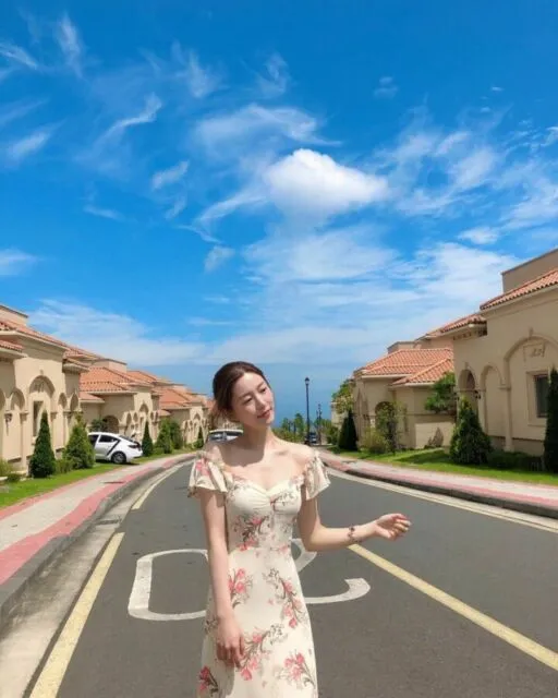 Intip 10 Potret Gaya Lee Da-in, Aktris Cantik Sekaligus Calon Istri dari Aktor Lee Seung-gi 13 Gaya busana liburan Lee Da-in