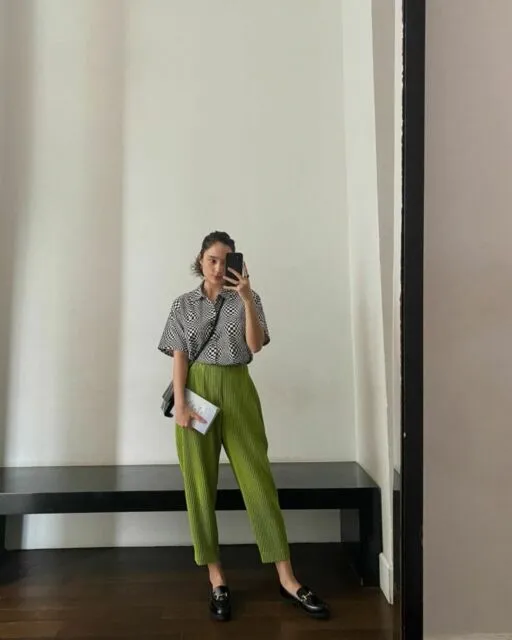 10 Inspirasi Gaya Busana Minimalis ala Seleb Buat Outfit Ngantor, Nggak Pakai Ribet! 18 Gaya minimalis seleb Indonesia
