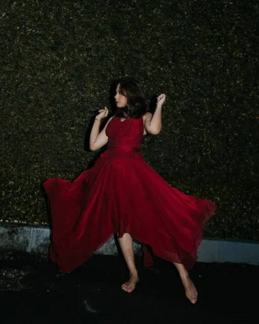 10 Inspirasi Busana Vintage Ala Nadin Amizah, Cocok Buat Kamu yang Suka Gaya Kalem! 18 Red vintage dress