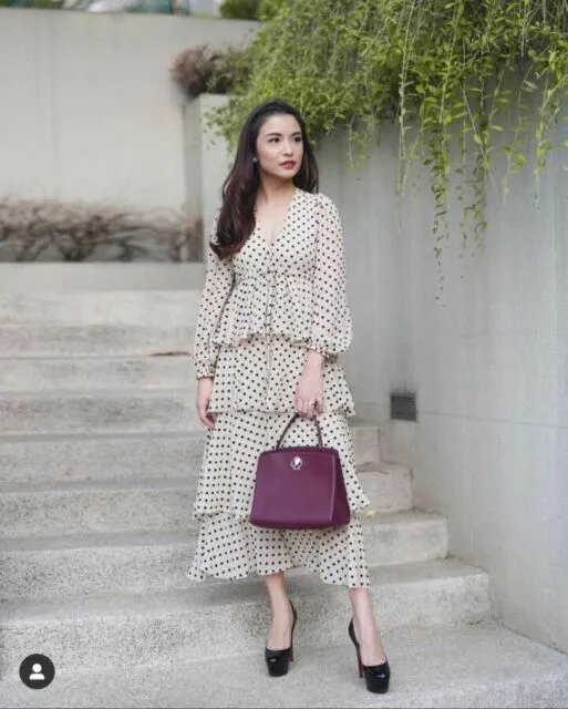 10 Inspirasi Gaya Busana Minimalis ala Seleb Buat Outfit Ngantor, Nggak Pakai Ribet! 16 Gaya minimalis seleb Indonesia