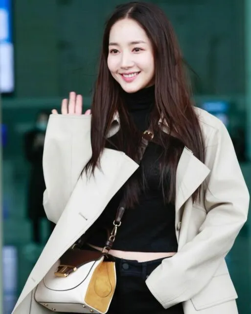 Park Min-young Dikabarkan Dilarang ke Luar Negeri Imbas Kasus Mantan Pacar, Agensi Buka Suara 3 Park Min-young dicekal ke luar negeri