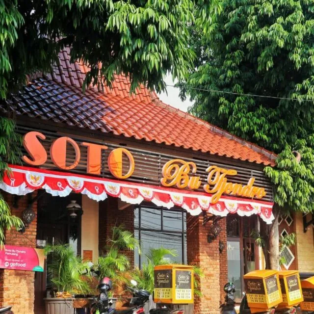 10 Rekomendasi Tempat Bukber di Depok, Estetik dan Nyaman! 13 Soto Bu Tjondro