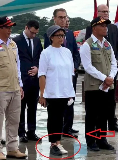 Gaya Asyik Menlu Retno Marsudi Pakai Sneakers Beda Warna, Banjir Pujian Warganet. Kece! 2 Banyak warganet yang memberi pujian dengan style unik Retno Marsudi | Credit: Instagram @retno_marsudi