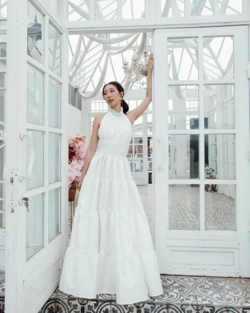 12 Inspirasi Busana untuk Nikah di KUA, Nggak Melulu Pakai Kebaya dan Jas! 24 White Halter Neck Long Dress