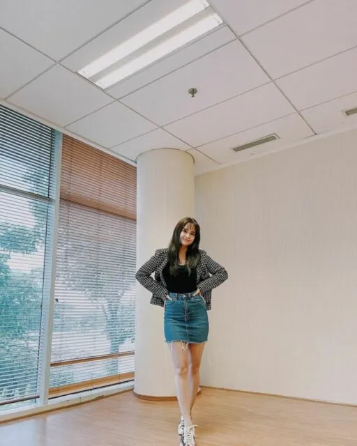 10 Inspirasi Gaya Busana Minimalis ala Seleb Buat Outfit Ngantor, Nggak Pakai Ribet! 14 Gaya minimalis ala seleb Indonesia