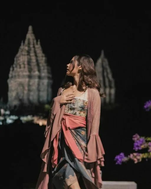 10 Inspirasi Busana Vintage Ala Nadin Amizah, Cocok Buat Kamu yang Suka Gaya Kalem! 17 Kebaya vintage