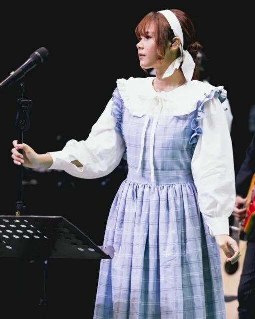10 Inspirasi Busana Vintage Ala Nadin Amizah, Cocok Buat Kamu yang Suka Gaya Kalem! 16 Tartan vintage dress