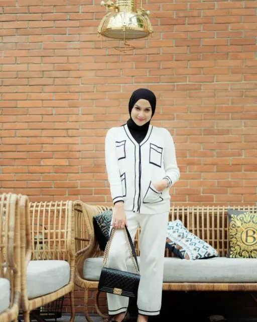 10 Inspirasi Gaya Busana Minimalis ala Seleb Buat Outfit Ngantor, Nggak Pakai Ribet! 19 Gaya minimalis seleb Indonesia