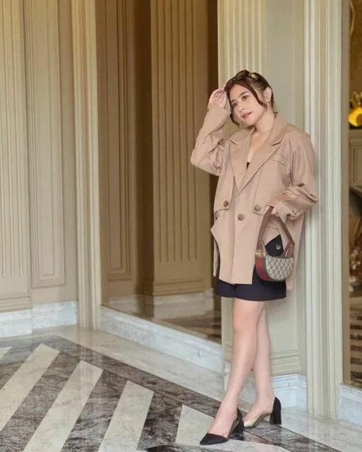 10 Inspirasi Gaya Busana Minimalis ala Seleb Buat Outfit Ngantor, Nggak Pakai Ribet! 12 Gaya minimalis seleb Indonesia