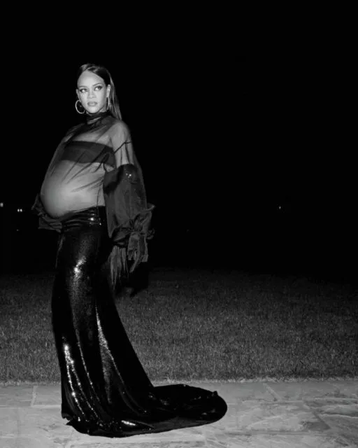 Tampil di Panggung Super Bowl, Rihanna Diketahui Hamil Anak Ke-2. Perut Buncitnya Jadi Sorotan 4 Rihanna