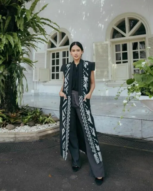 10 Inspirasi Gaya Busana Minimalis ala Seleb Buat Outfit Ngantor, Nggak Pakai Ribet! 17 Gaya minimalis seleb Indonesia