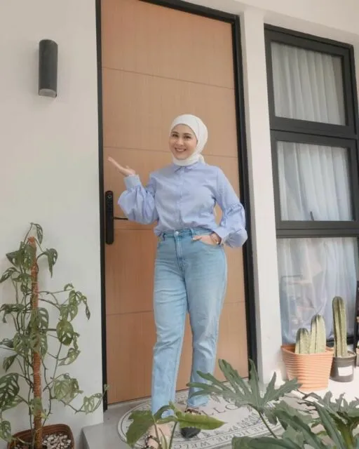 10 Inspirasi Gaya Busana Minimalis ala Seleb Buat Outfit Ngantor, Nggak Pakai Ribet! 11 Gaya minimalis selebriti Indonesia