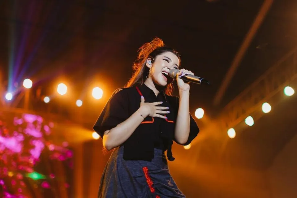8 Ritual Unik Musisi Tanah Air Sebelum Tampil. Mulai dari Makan Kunyit Hingga Menggambar! 11 Tiara Andini