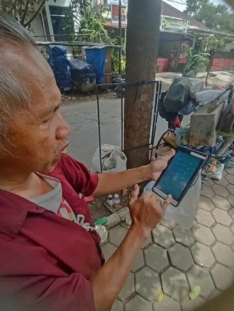 Kreatif! Viral Pria Tua Tawarkan Jasa Cas Handphone Manual dengan Tenaga Engkol 6 Pak Bayu belajar bahasa Inggris