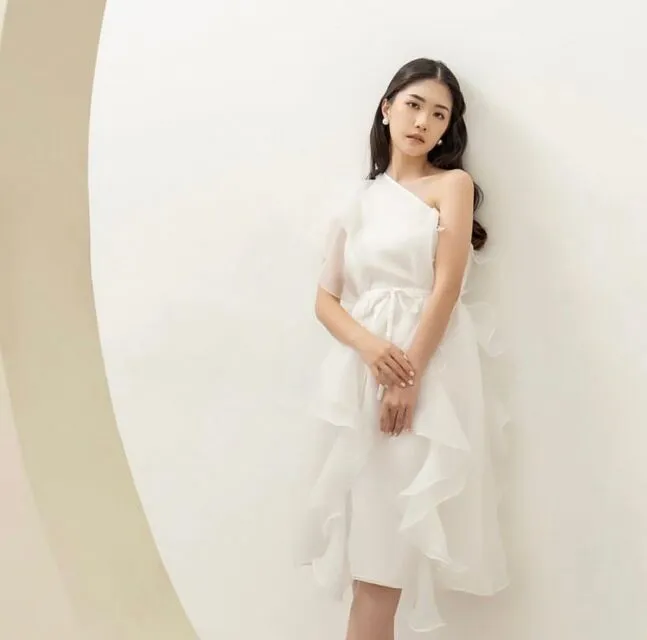 12 Inspirasi Busana untuk Nikah di KUA, Nggak Melulu Pakai Kebaya dan Jas! 17 One off shoulder dress