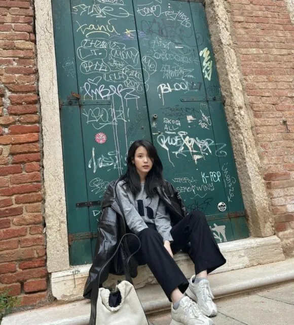 7 Outfit Casual Sporty ala Idol K-Pop Wanita. Hijab Friendly, nih~ 11 Solois wanita IU