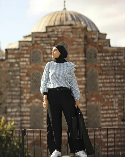 10 Inspirasi Gaya Busana Minimalis ala Seleb Buat Outfit Ngantor, Nggak Pakai Ribet! 13 Gaya minimalis seleb Indonesia