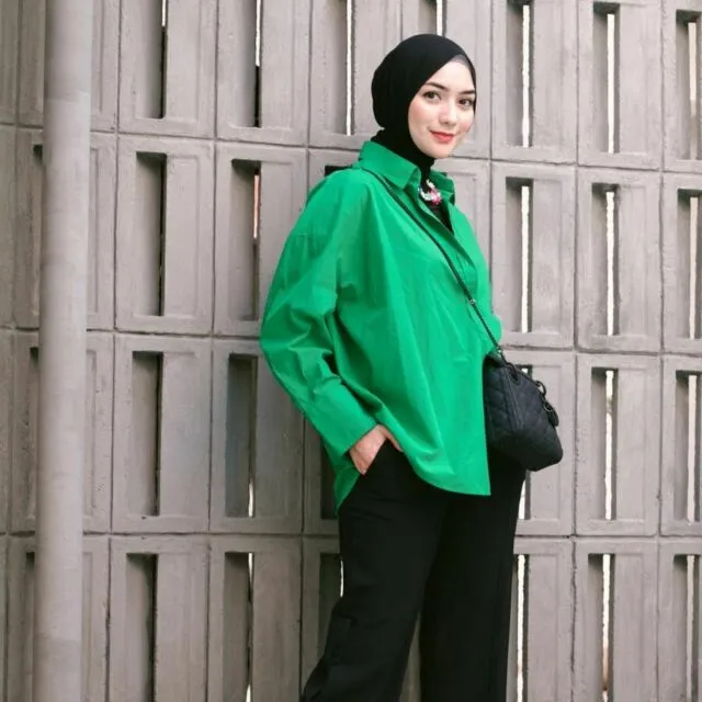 10 Inspirasi Gaya Busana Minimalis ala Seleb Buat Outfit Ngantor, Nggak Pakai Ribet! 15 Gaya minimalis seleb Indonesia