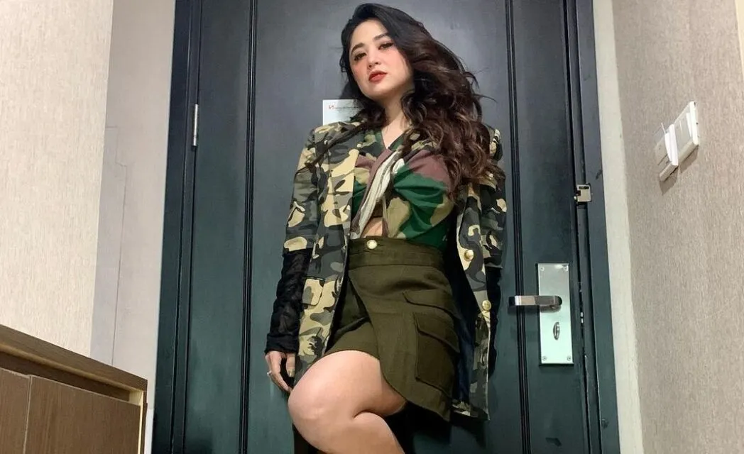 Dewi Perssik Cerita Dilamar Pilot, Pamer Cincin hingga Mengaku Nggak Trauma Menikah 4 Dewi Perssik