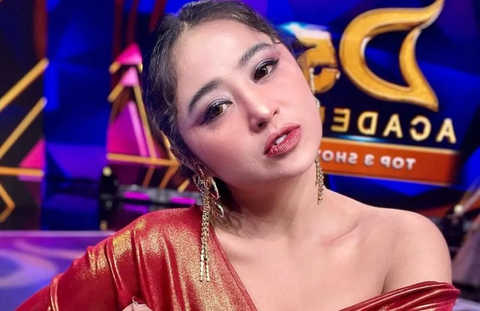 Dewi Perssik Cerita Dilamar Pilot, Pamer Cincin hingga Mengaku Nggak Trauma Menikah 6 Dewi Perssik