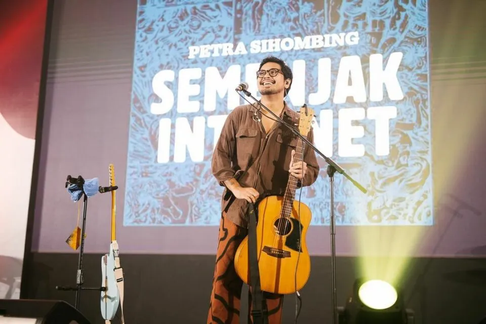 8 Ritual Unik Musisi Tanah Air Sebelum Tampil. Mulai dari Makan Kunyit Hingga Menggambar! 16 Petra Sihombing