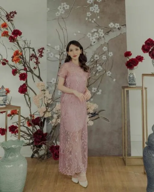 12 Inspirasi Busana untuk Nikah di KUA, Nggak Melulu Pakai Kebaya dan Jas! 14 Cheongsam