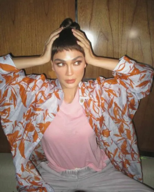 Inspirasi Gaya Rambut Berponi ala Artis Berumur, Makin Imut dan Awet Muda! 16 Luna Maya