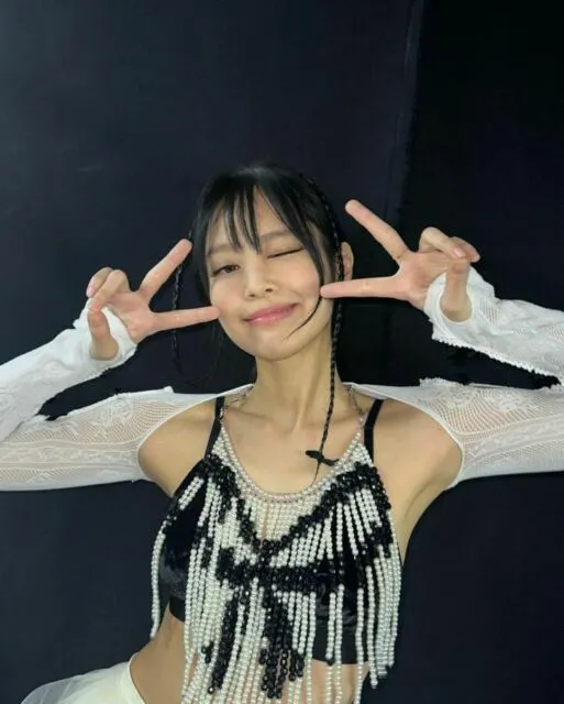 Inspirasi Gaya Rambut Berponi ala Artis Berumur, Makin Imut dan Awet Muda! 15 Jennie Blackpink