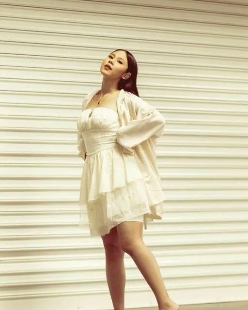 10 Inspirasi Busana Vintage Ala Nadin Amizah, Cocok Buat Kamu yang Suka Gaya Kalem! 11 White mini gown