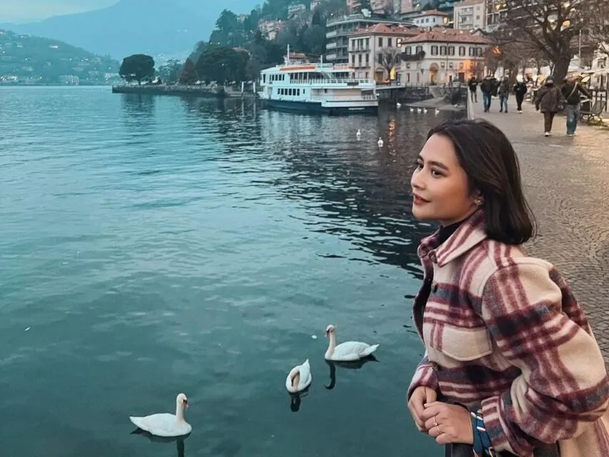 Sering Ditanya Kapan Nikah, Prilly Latuconsina Ungkap Pendapat Pernikahan Bukan Kompetisi 3 Prilly Latuconsina di tepi danau