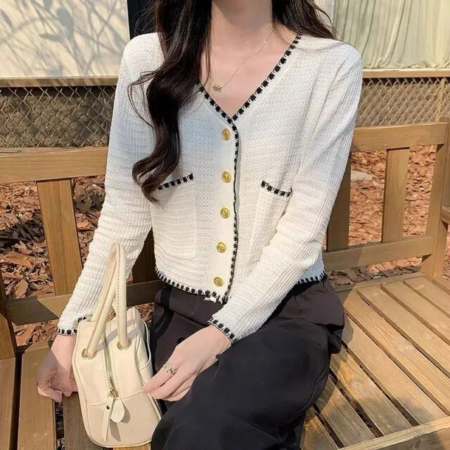 12 Inspirasi Busana untuk Nikah di KUA, Nggak Melulu Pakai Kebaya dan Jas! 19 Clouwny top
