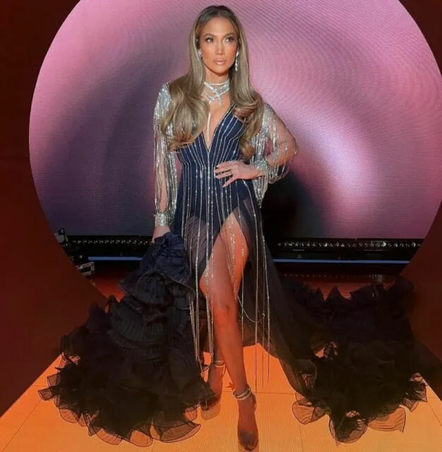 10 Gaya Unik Seleb di Red Carpet Grammy Award 2023. Siapa yang Paling Unik? 11 Jennifer Lopez