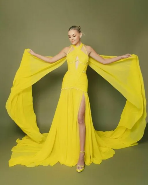 10 Gaya Unik Seleb di Red Carpet Grammy Award 2023. Siapa yang Paling Unik? 15 Kelsea Ballerini