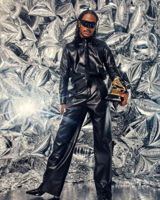 10 Gaya Unik Seleb di Red Carpet Grammy Award 2023. Siapa yang Paling Unik? 16 Steve Lacy