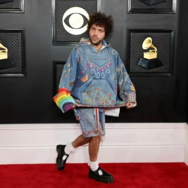 10 Gaya Unik Seleb di Red Carpet Grammy Award 2023. Siapa yang Paling Unik? 20 Benny Blanco
