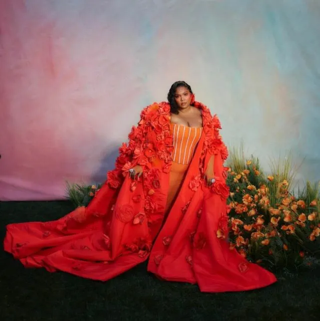 10 Gaya Unik Seleb di Red Carpet Grammy Award 2023. Siapa yang Paling Unik? 13 Lizzo