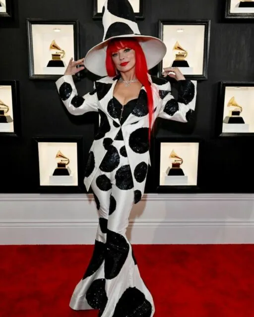 10 Gaya Unik Seleb di Red Carpet Grammy Award 2023. Siapa yang Paling Unik? 14 Shania Twain
