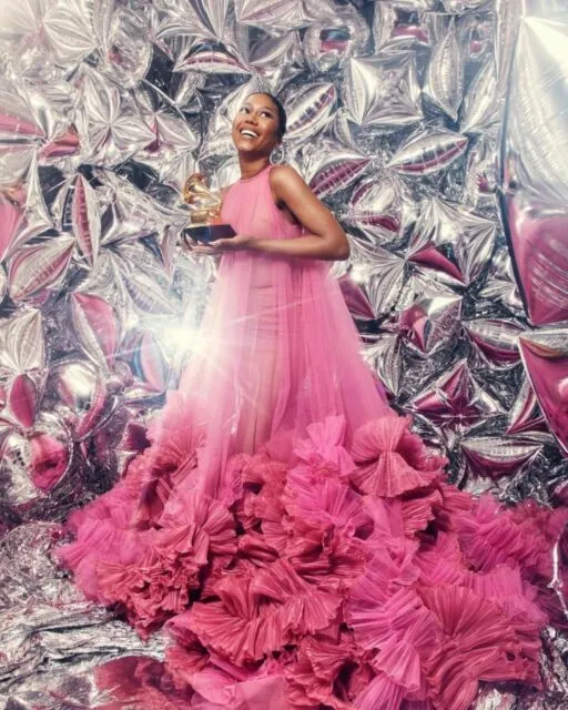 10 Gaya Unik Seleb di Red Carpet Grammy Award 2023. Siapa yang Paling Unik? 17 Muni Long
