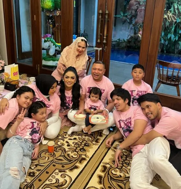 11 Potret Perayaan Ulang Tahun Ameena, Meriah dan Bikin Gemas! 18 Ulang Tahun Ameena