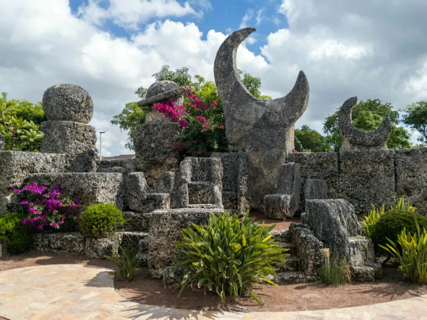 8 Bangunan Ikonik Dunia Bukti Kekuatan Cinta itu Nyata. Ada di Indonesia Juga Loh 10 Bangunan ikonik Coral Castle di Amerika