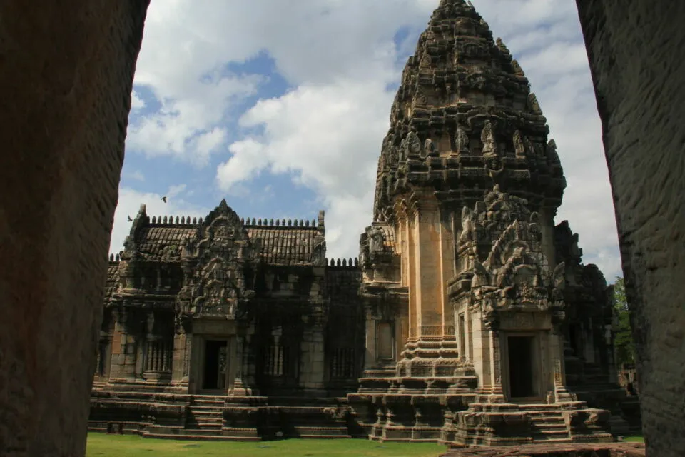 8 Bangunan Ikonik Dunia Bukti Kekuatan Cinta itu Nyata. Ada di Indonesia Juga Loh 13 Bangunan ikonik Prasat Hin Phimai