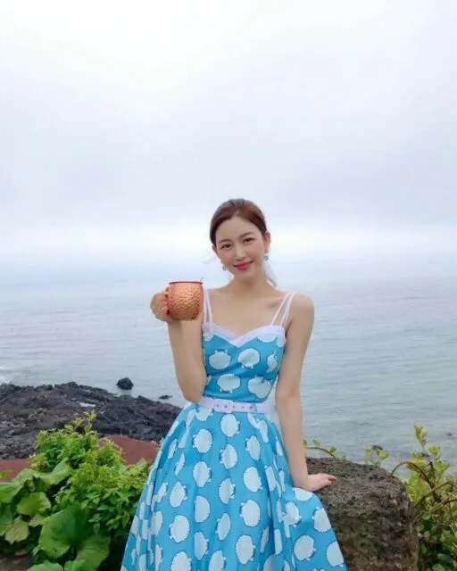 Intip 10 Potret Gaya Lee Da-in, Aktris Cantik Sekaligus Calon Istri dari Aktor Lee Seung-gi 19 Gaya busana Lee Da-in di pantai