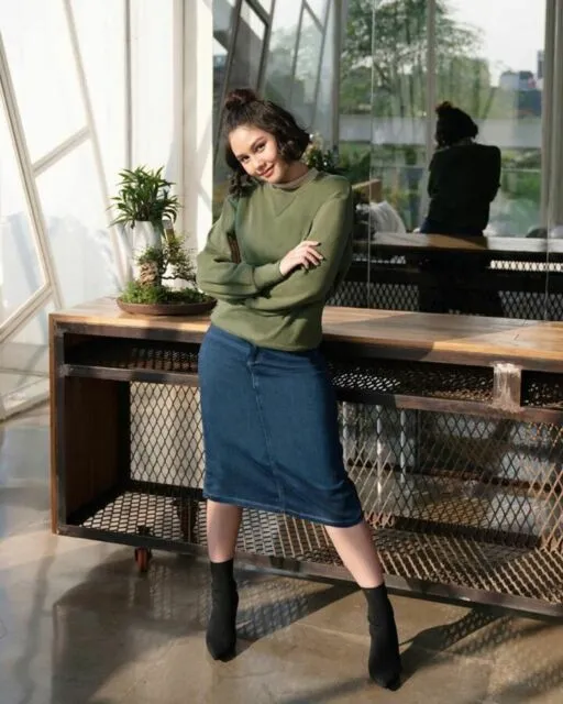 10 Inspirasi Gaya Busana Minimalis ala Seleb Buat Outfit Ngantor, Nggak Pakai Ribet! 20 Gaya minimalis seleb Indonesia