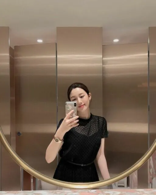 Intip 10 Potret Gaya Lee Da-in, Aktris Cantik Sekaligus Calon Istri dari Aktor Lee Seung-gi 18 Gaya busana Lee Da-in yang on point