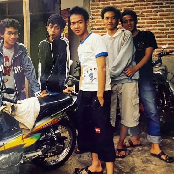 Unggah Foto Lawas, Ryan d'Masiv Kenang Momen Manggung Dengan Alat Seadanya 3 Momen D'MASIV naik motor Supra bonceng tiga