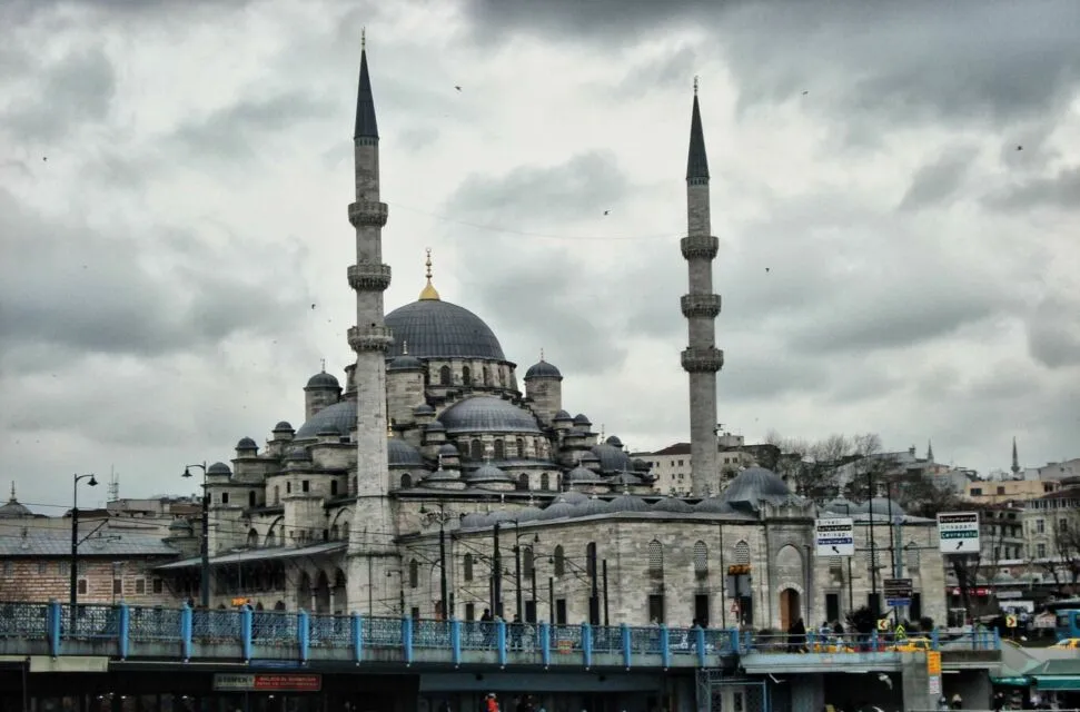 Terdampak Gempa, 4 Bangunan Ikonik yang Jadi Destinasi Wisata di Turki-Suriah Rusak Parah 6 Masjid Yeni Camii