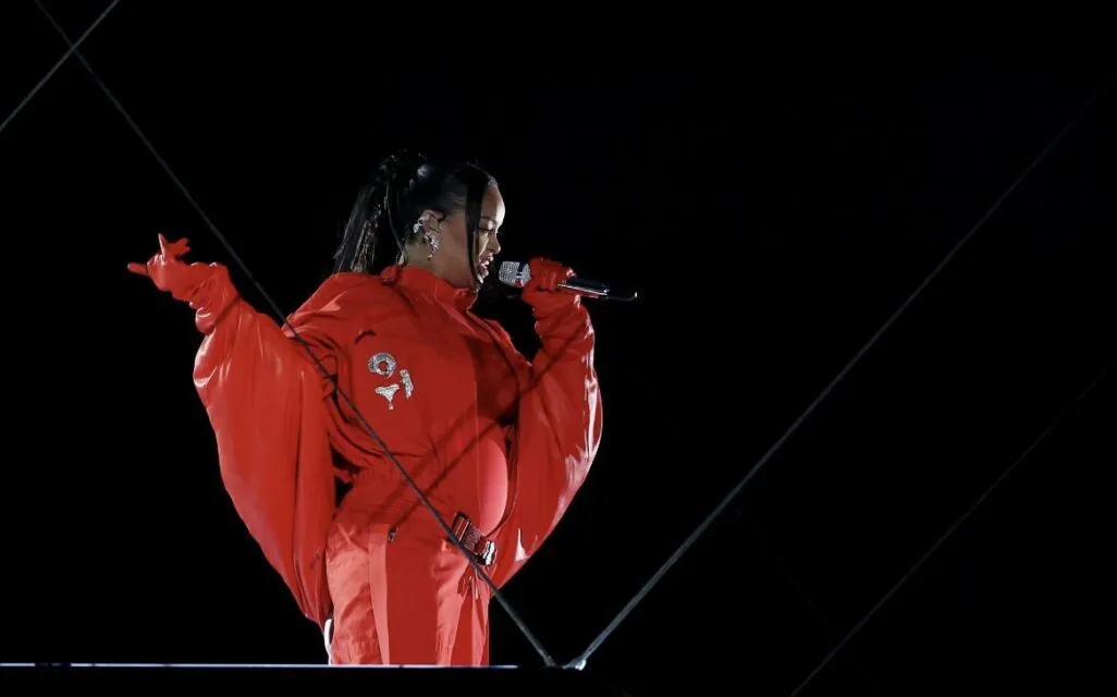 Tampil di Panggung Super Bowl, Rihanna Diketahui Hamil Anak Ke-2. Perut Buncitnya Jadi Sorotan 3 Rihanna