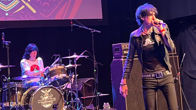 Marky Ramone Puji Paduan Suara yang Bawakan Lagu I Wanna Be Sedated, Ungkap Ingin Berjumpa 2 Marky Ramone di panggung