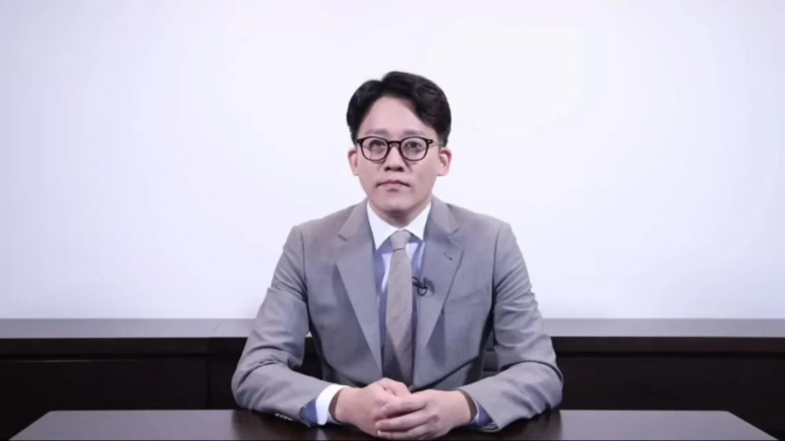 Lee Sung Soo Akan Mundur dari Jabatan CEO SM Entertainment, Buntut Kisruh dengan Lee Soo Man 2 CEO SM Lee Sung-soo umumkan mengundurkan diri