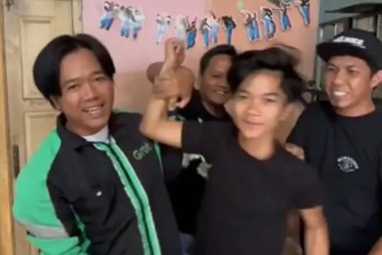 Viral! Polisi Tangkap Pelaku Pencurian Sambil Nyanyikan Lagu 'Happy Birthday' 2 Pelaku pencurian yang ditangkap sambil dinyanyikan lagu Happy Birthday